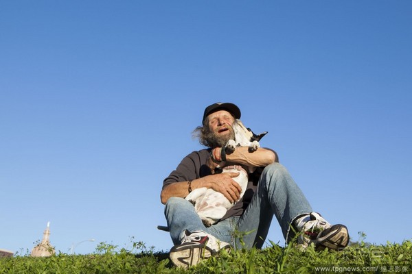 美国宠物摄影师《生命线》(Lifelines)系列作品:流浪者与他们的宠物