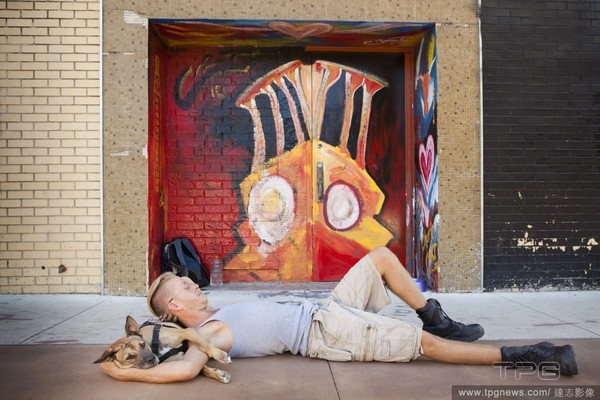 美国宠物摄影师《生命线》(Lifelines)系列作品:流浪者与他们的宠物