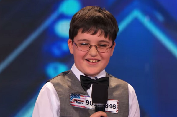 9岁钢琴神童参加美国达人秀大秀琴艺 - 神秘的