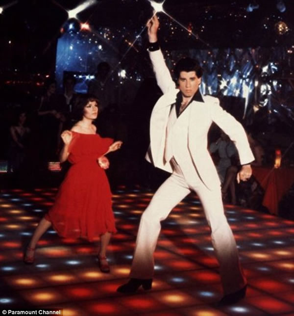 印尼两只小蜥蜴雨中“热舞”