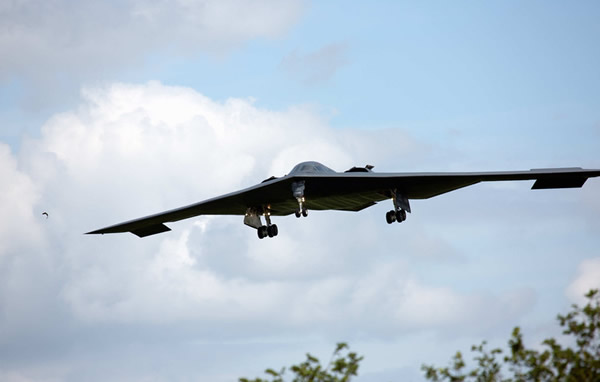 �����վ�B-2���κ�ը����Ӣ������ʱ��һֻͺӥ��ײ