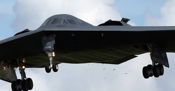 �����վ�B-2���κ�ը����Ӣ������ʱ��һֻͺӥ��ײ