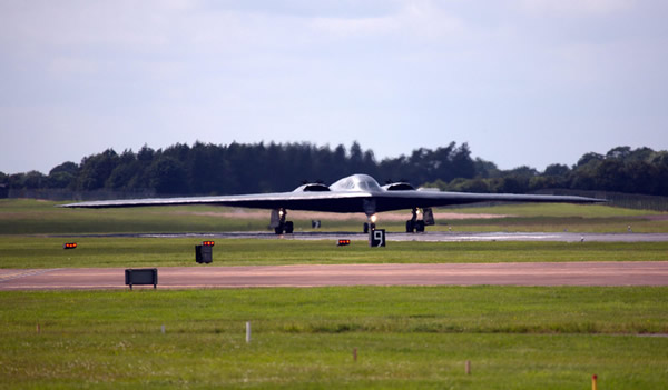 �����վ�B-2���κ�ը����Ӣ������ʱ��һֻͺӥ��ײ