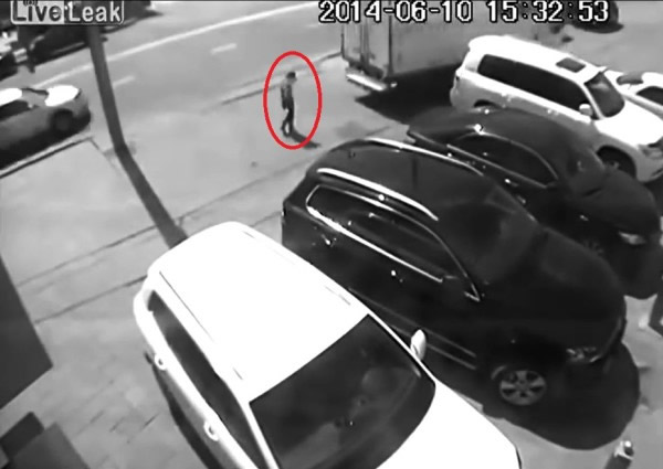 男子似是只顾看手机,没为意货车倒后而至。