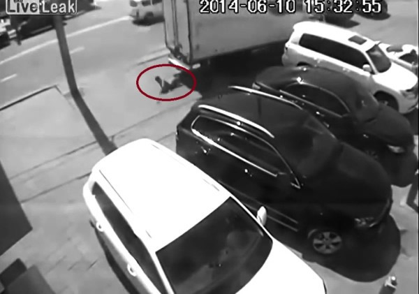 男子被倒后的货车撞倒卷入车底