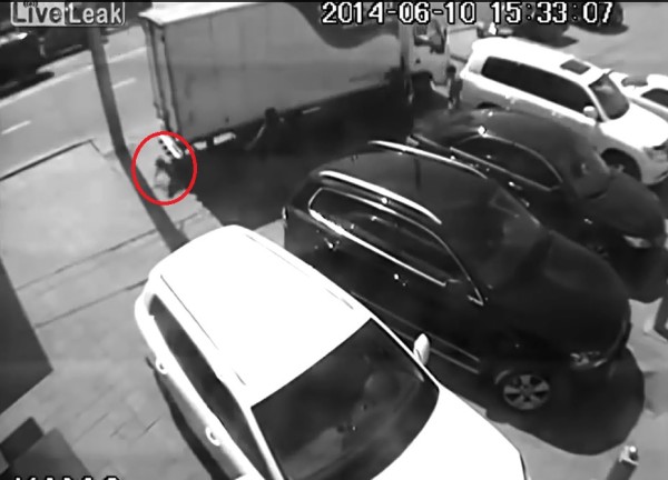 被撞男子(红圈)安然无恙从车已爬出来