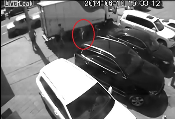 被撞男子(红圈)施然离去