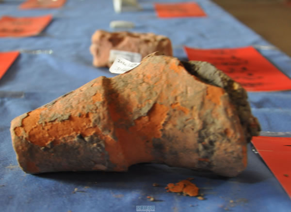 发掘出泥质红陶器