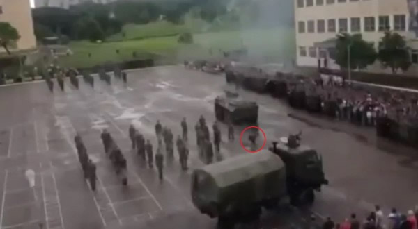 俄罗斯阅兵仪式一名士兵惨遭装甲车辗过奇迹生