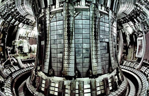 环形反应容器内部的情景,科学家通过磁场来约束高温物质参与核聚变反应