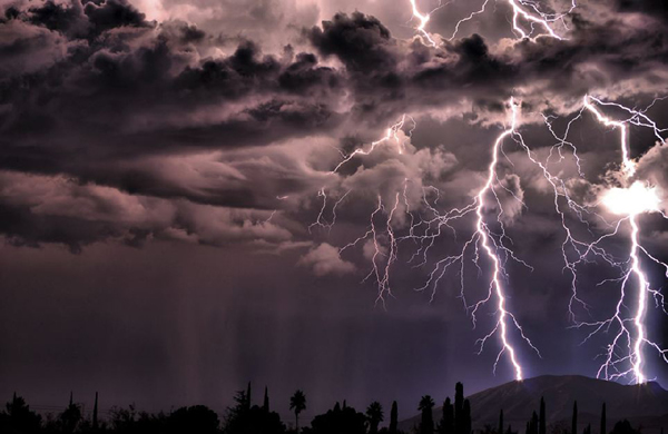 美国业余摄影师在亚利桑那州拍摄的壮观闪电