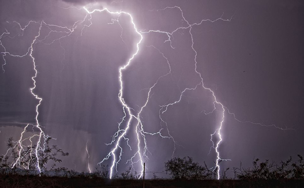 美国业余摄影师在亚利桑那州拍摄的壮观闪电