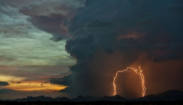美国业余摄影师在亚利桑那州拍摄的壮观闪电