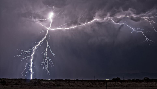 美国业余摄影师在亚利桑那州拍摄的壮观闪电
