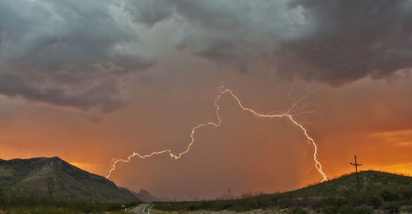 美国业余摄影师在亚利桑那州拍摄的壮观闪电