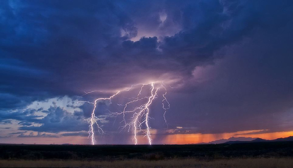 美国业余摄影师在亚利桑那州拍摄的壮观闪电