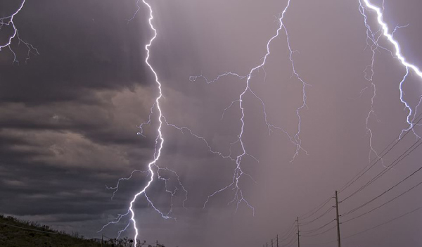 美国业余摄影师在亚利桑那州拍摄的壮观闪电
