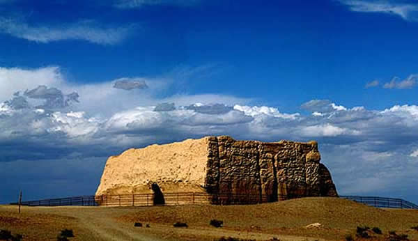 玉门关是古“丝绸之路”的重要关口