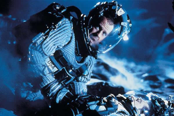 电影情节中的小行星撞击末日中宇航员被派遣到小行星上执行爆炸任务,到现实版的小行星拦截计划使用的是无人航天器