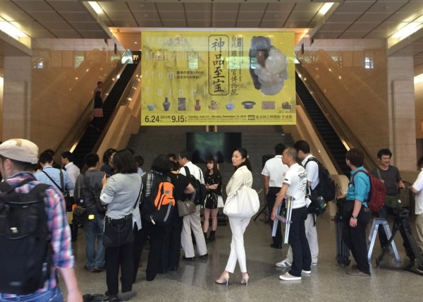 东博预定开幕式前举行记者会,介绍“故宫-神品至宝展”活动,媒体大阵仗采访。