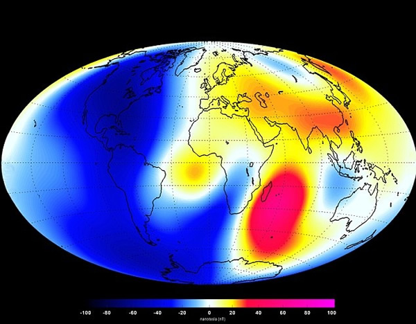 大西洋上的蓝色反映出地磁在减弱，而非洲东面的印度洋变成红色，代表地磁加强。