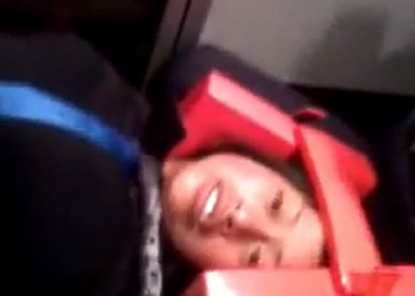 其中一名女子被绑在担架床上送院