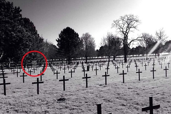 法国北部一战德军公墓拍摄到半透明英军鬼影