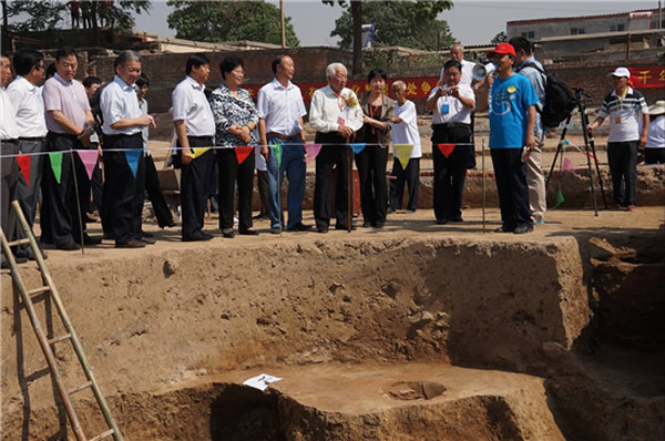 考古队员现场讲解邢窑遗址