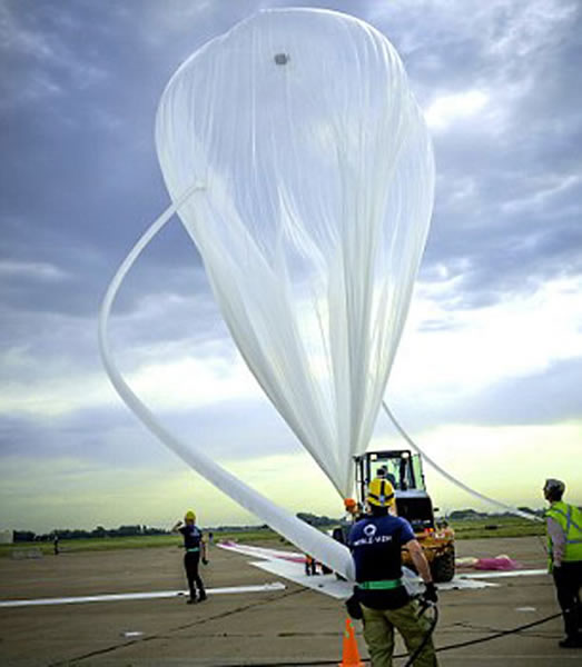 图为美国亚利桑那州商业气球航天公司“世界观公司”发射巨大翼伞。