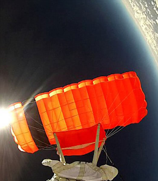 已经升入太空中的太空气球