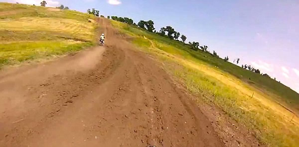 俄罗斯摩托车手比赛时意外撞死在路上打盹的母牛