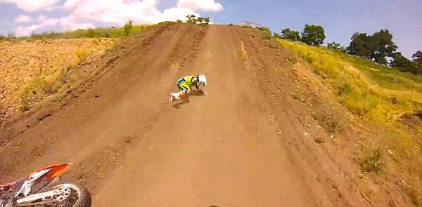 俄罗斯摩托车手比赛时意外撞死在路上打盹的母牛