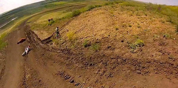 俄罗斯摩托车手比赛时意外撞死在路上打盹的母牛
