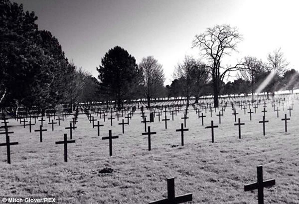 英国少年在法国一战国殇墓园拍到穿着苏格兰制服的“幽灵”