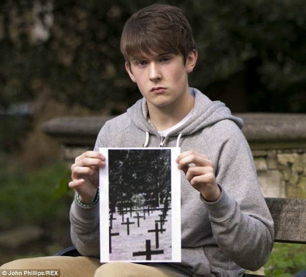 英国少年在法国一战国殇墓园拍到穿着苏格兰制服的“幽灵”