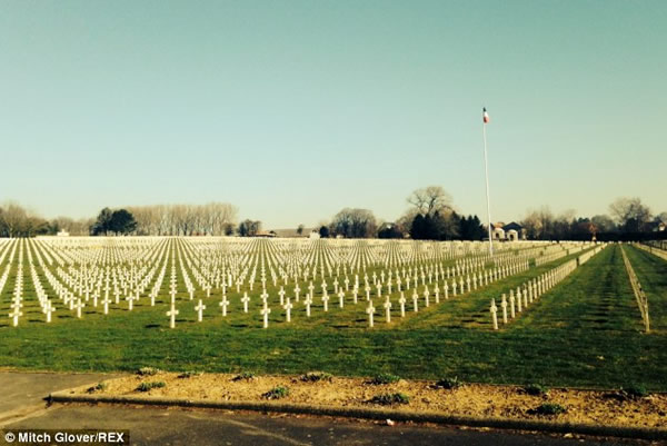 英国少年在法国一战国殇墓园拍到穿着苏格兰制服的“幽灵”