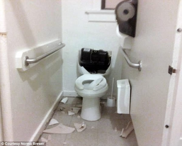 �����ɴ�����һ��Ů���뿪��Ͱ�ͱ�ը