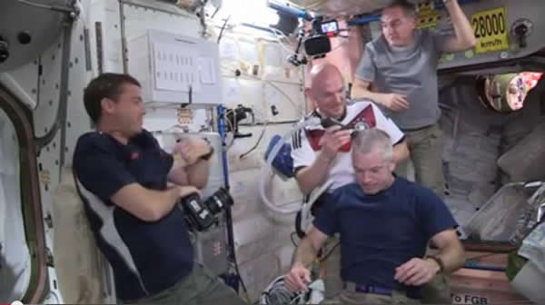 美国队世界杯输球 宇航员在国际空间站内剃光头