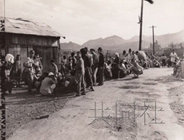 图为1945年9月24日，市民在长崎核爆中心地附近的食物配给所排队等待领取食物，由长崎市提供。