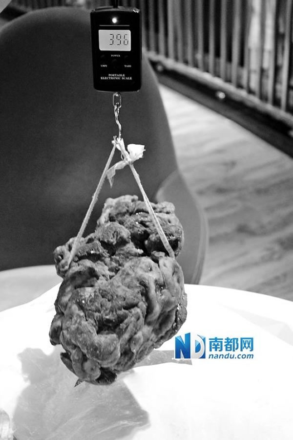 佛山男子在海南三亚海边捡回疑似龙涎香