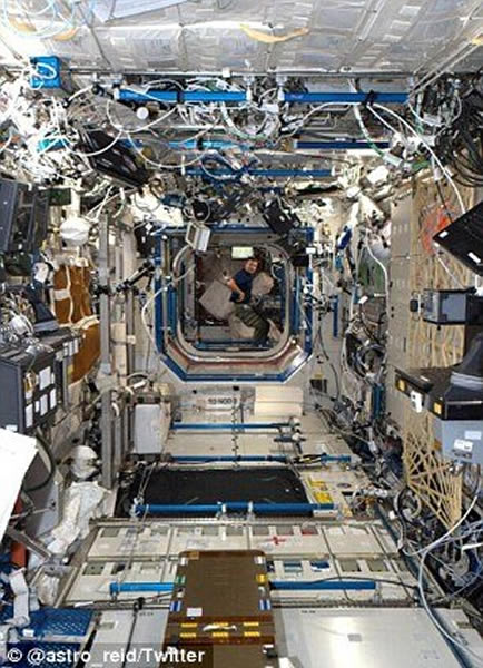 �Ա�ϴ����ڹ��ʿռ�վ�Ϲ�����ͼƬ