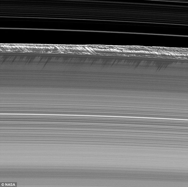 Լÿ15꣬ͻӻƽıԵıϲòκ䡣ᡱŶֺ¼ŨصĳӰвȷڵĽṹ߶ȣͼ