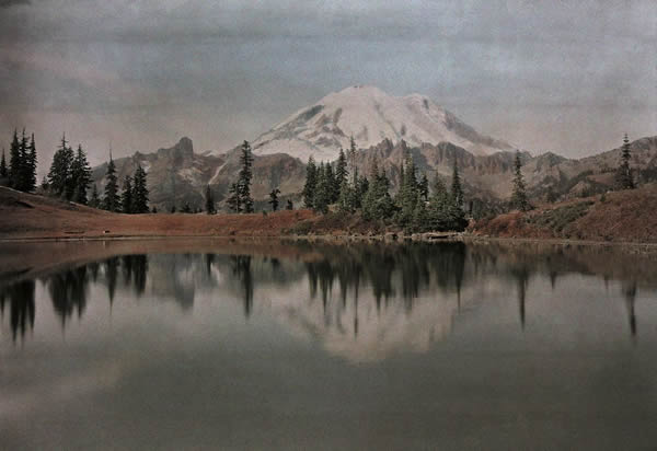 在这张摄于1931年的照片中,是一条雷尼尔峰国家公园的热门登山道。图中可见山峰的东侧景观以及映于提普苏湖中的倒影。摄影:ASHAHE