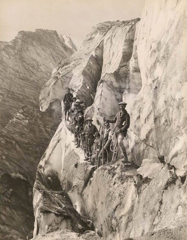 1927年,攀登小队探索尼斯夸利冰河(Nisqually Glacier),这条冰河是雷尼尔峰上最巨大的26条冰河之一。摄影师H‧B‧肯