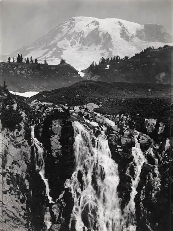 在这张1912年的照片中,上天堂河(Upper Paradise River)支流下的玄黑山岩刻划了雷尼尔峰的火山史。雷尼尔峰最后一次爆发是于1800年代,但它