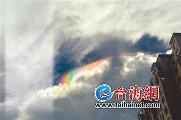 福建省漳州、厦门两地出现七彩祥云