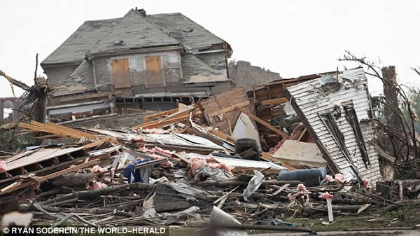 美国小镇遭龙卷风袭击 一栋屋子被卷上天数分钟之后又完整落地