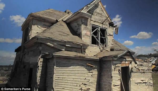 美国小镇遭龙卷风袭击 一栋屋子被卷上天数分钟之后又完整落地