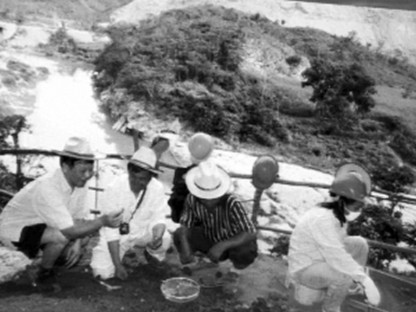 考古工作者在海南艰苦工作的情景