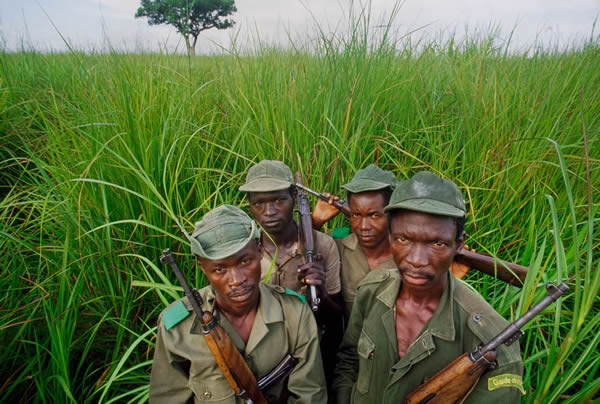 反盗猎巡逻队保卫着刚果加兰巴国家公园里的野生动物。摄影:FRANS LANTING, NATIONAL GEOGRAPHIC CREATIVE